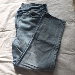 American Eagle light wash mom jeans